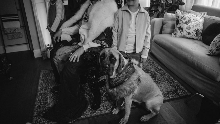 Familia con su perro en el salón de casa